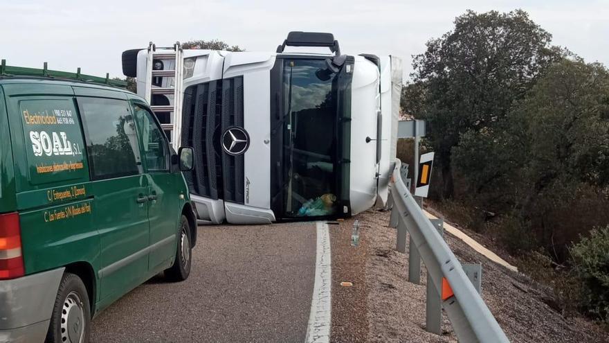 Tráfico condicionado por el vuelco de un camión cerca del puente de la Estrella de Zamora