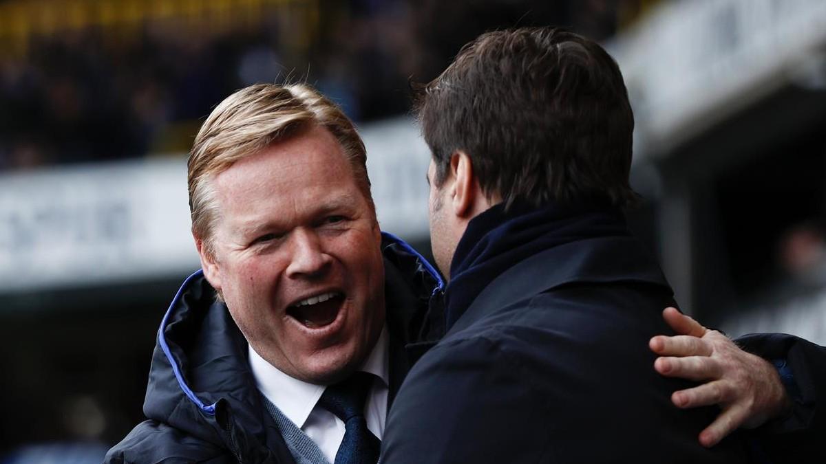 Koeman y Pochettino abrazándose antes de un partido de la Premier League