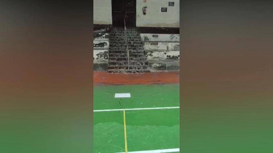 La tormenta y la fuerte tromba de agua provocan inundaciones en zonas de Cangas y Bueu y hunde un tramo de la carretera de Coiro