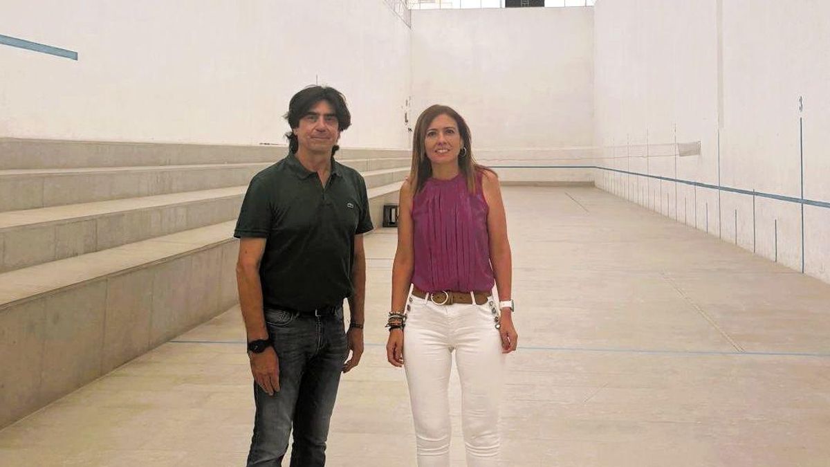 La alcaldesa, María Tormo, junto al concejal de Deportes, Francisco Soriano, en el trinquet.