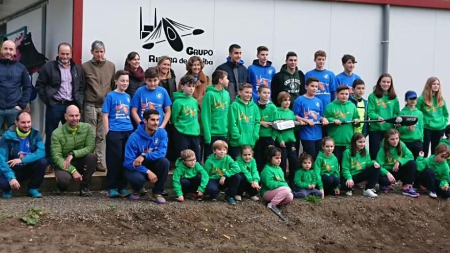 Los palistas de la escuela posan con Fernández Fiuza y las autoridades.