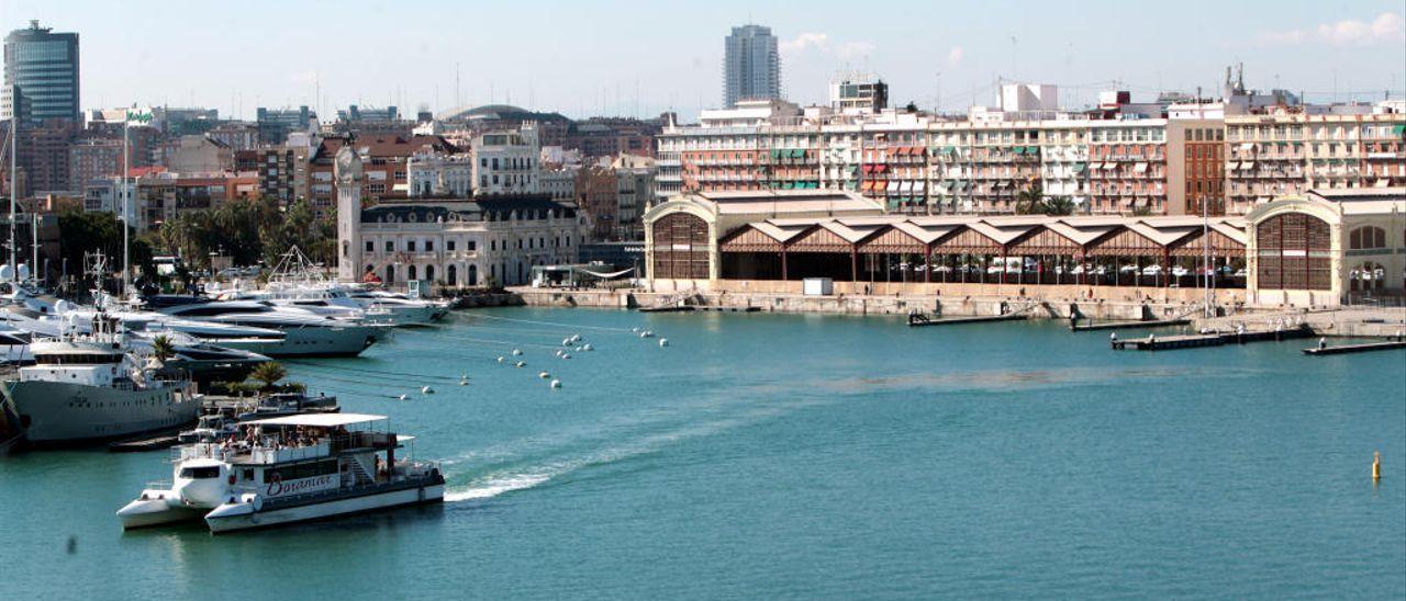 La Marina de València con el pantalán central de megayates y el histórico edificio del Reloj y el Tinglado 2