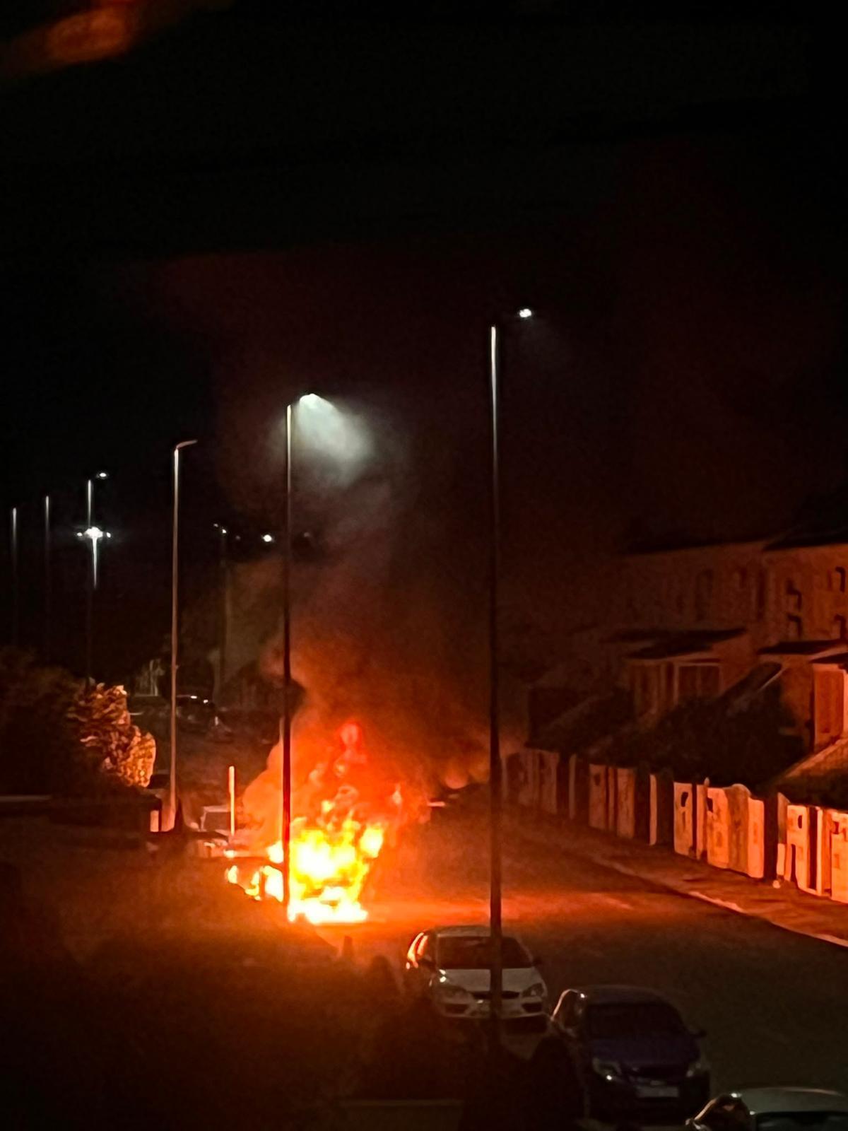 Captura de un video de uno de los coches que salió ardiendo.