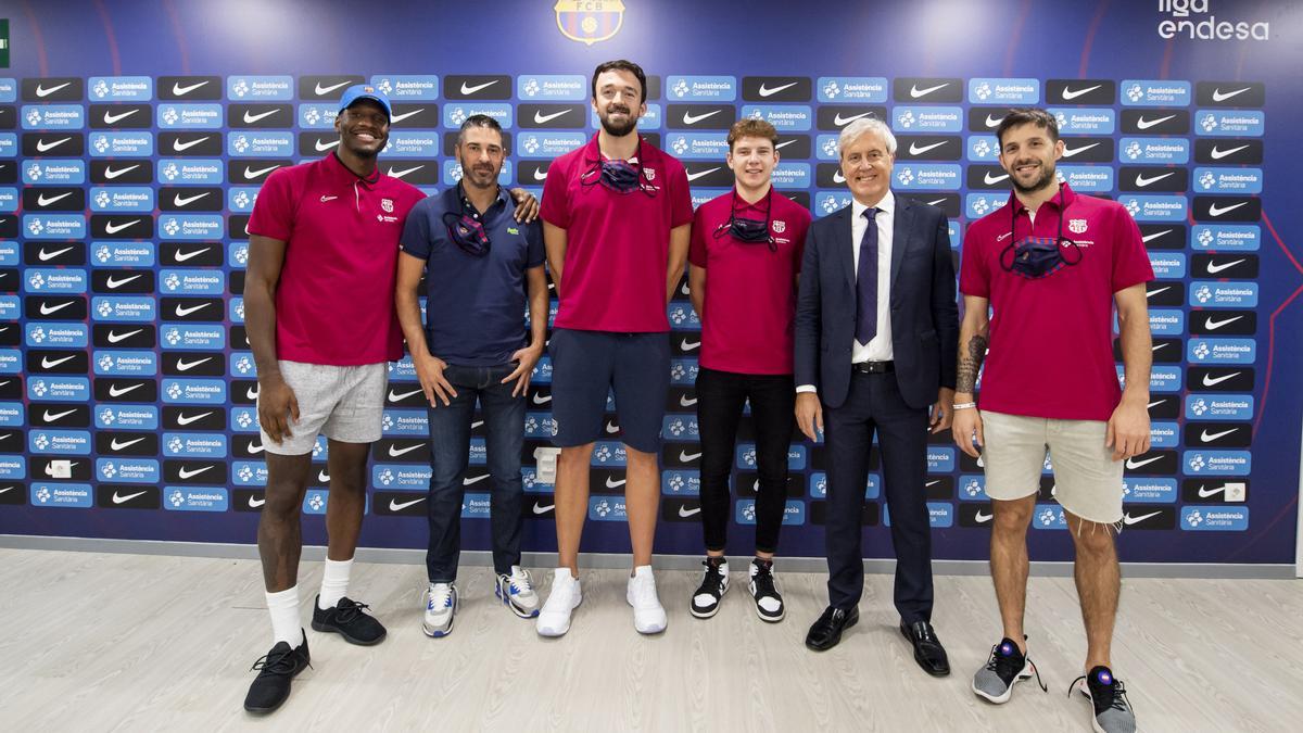 Josep Cubells y Juan Carlos Navarro, junto a los nuevos fichajes azulgrana