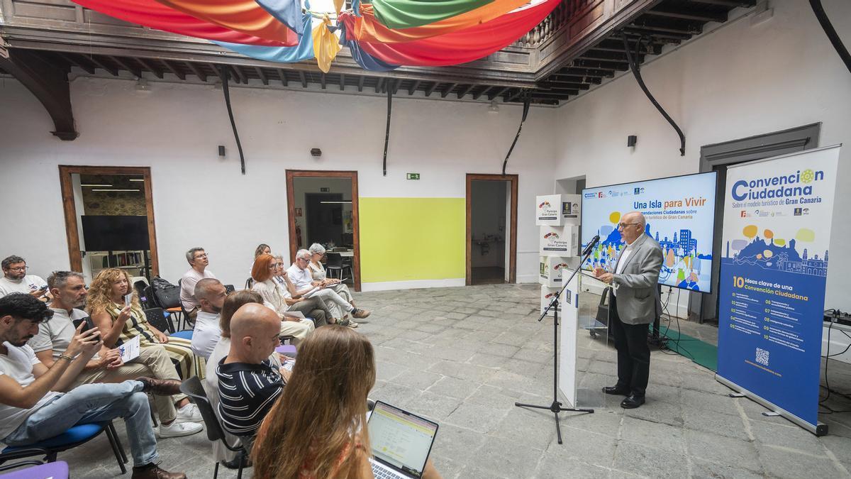 El presidente insular, Antonio Morales, interviene durante el acto de presentación de las conclusiones.