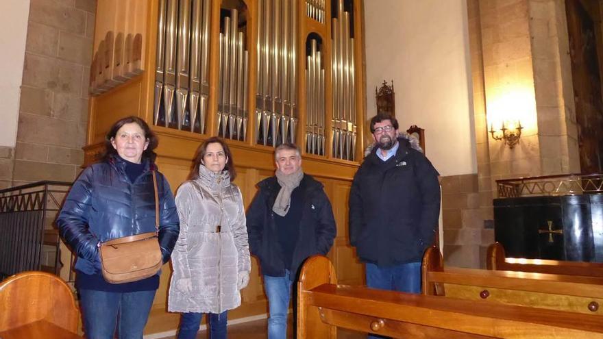 Maite Martínez, Carmen Llavona, Emilio Huerta y Juan Manuel Hevia, con el órgano detrás.