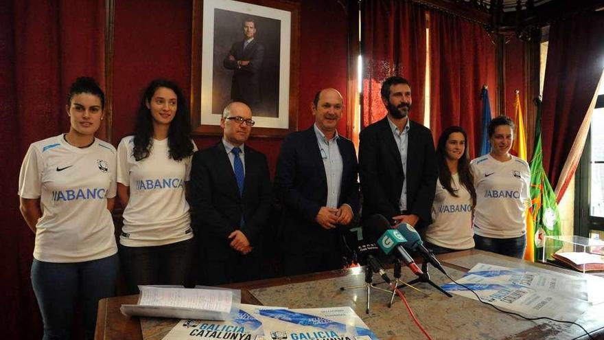 Un momento del acto de presentación en el salón noble del Concello de Vilagarcía. // Iñaki Abella