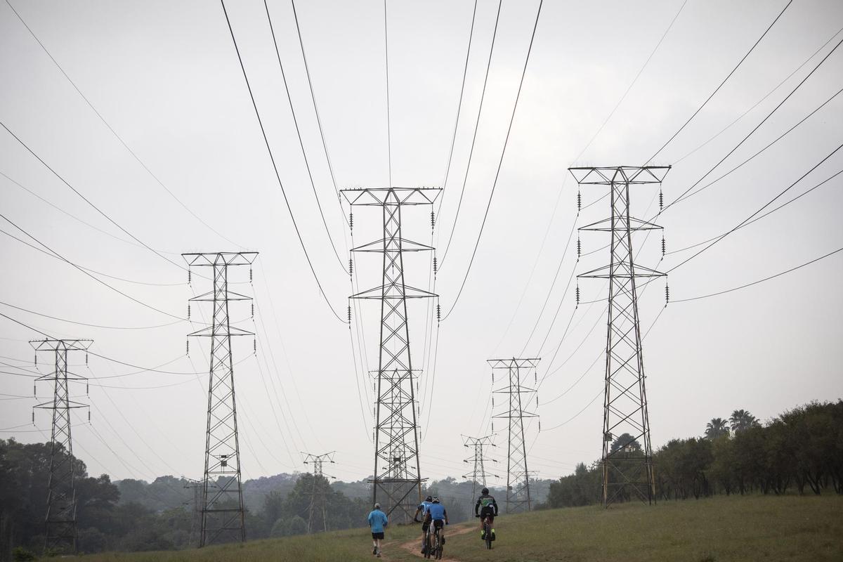 Imagen de archivo de unas torres de tendido eléctrico. EFE/EPA/KIM LUDBROOK