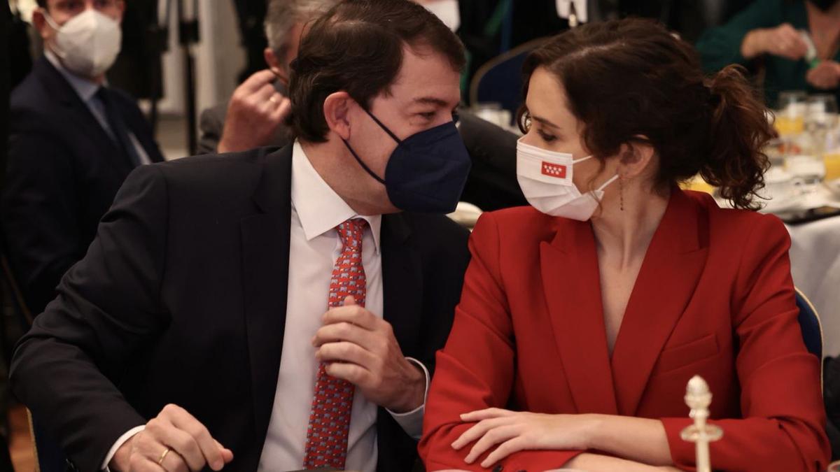 El presidente en funciones, Fernández Mañueco, junto a la presidenta de Madrid, Isabel Díaz Ayuso, durante un acto ayer en Madrid. | Ical