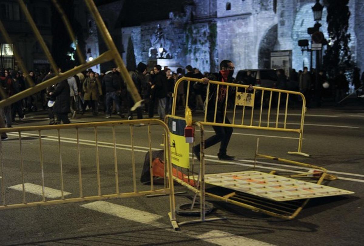 Un manifestant prepara una barricada en els disturbis després de la manifestació de suport al barri de Gamonal de Burgos. AFP / JOSEP LAGO