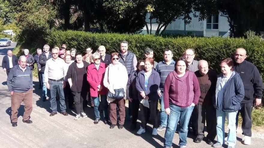 Vecinos afectados por la senda de Vixoi tras asistir a una reunión para consensuar las alegaciones.