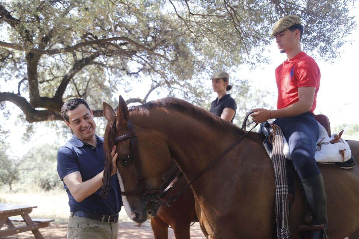 Moreno acaricia a un caballo durante su paseo por el cinturón verde de Córdoba.