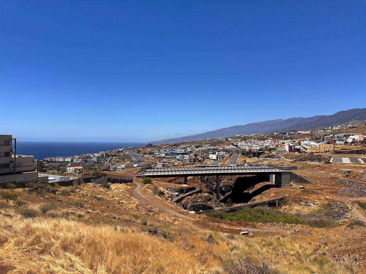 Puente sobre la TF-2 para la carretera Ofra-El Chorrillo.