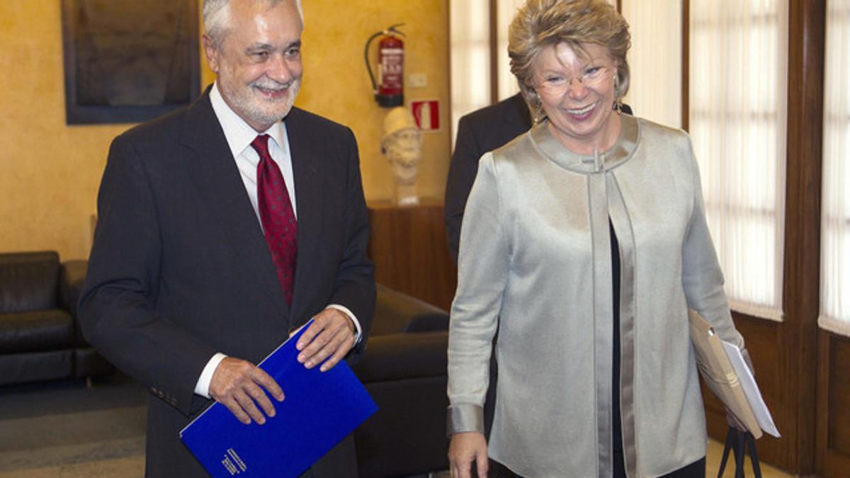 La comisaria europea de Justicia, Viviane Reding, junto al presidente de la Junta de Andalucía, José Antonio Griñán, el pasado martes en Sevilla.