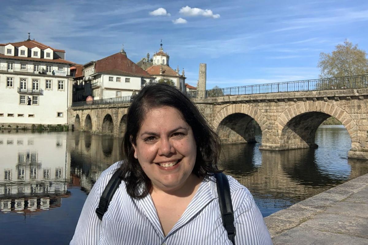 La investigadora Elisabet Barreiro, ante el puente romano de la localidad portuguesa de Chaves.