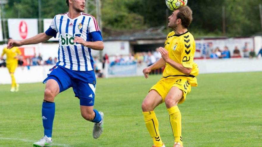 Héctor Font, a la derecha, controla el balón con la cabeza en el partido ante la Ponferradina.