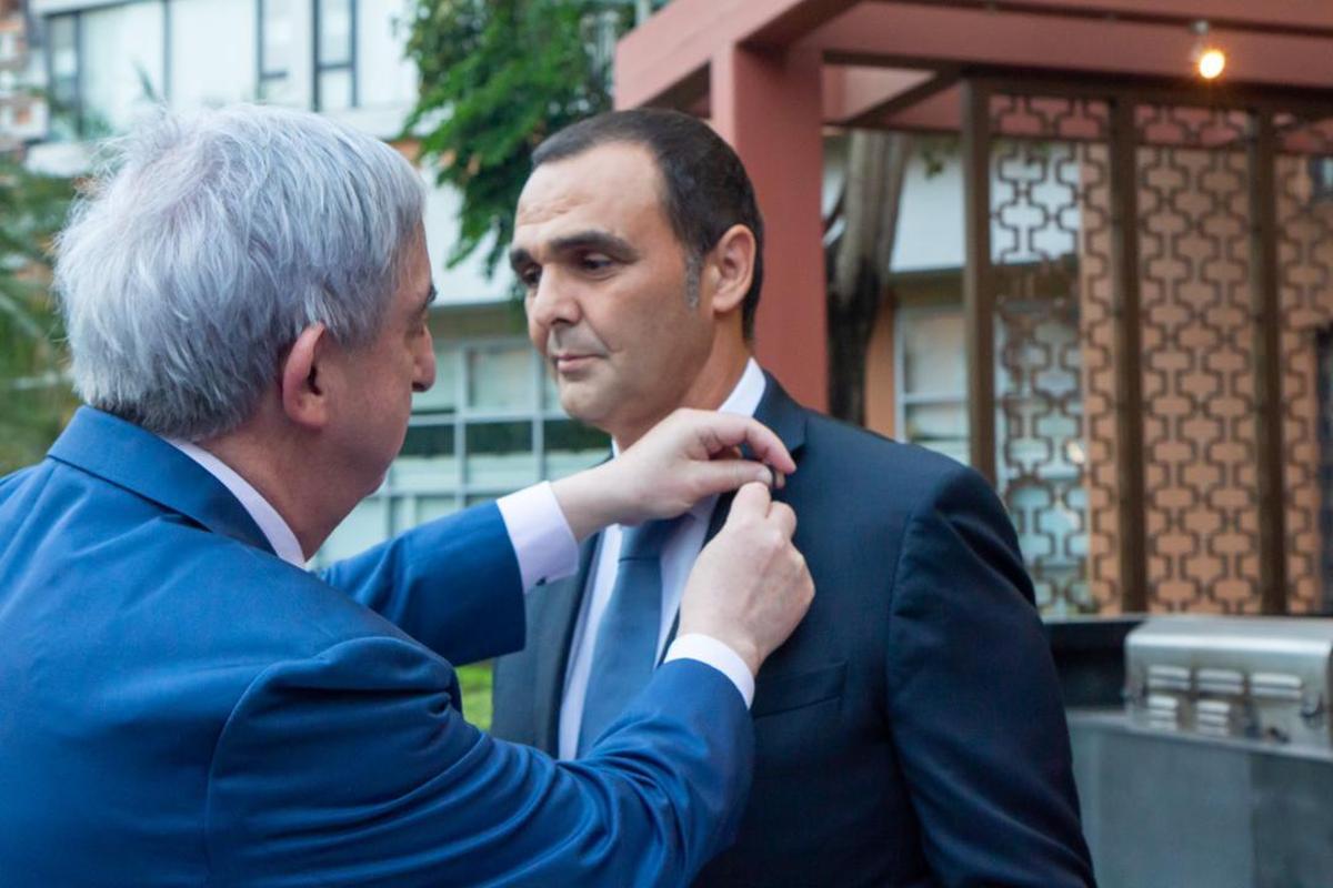 El empresario de Petrer recibiendo la alta distinción de manos del embajador de España en China, Rafael Dezcallar.