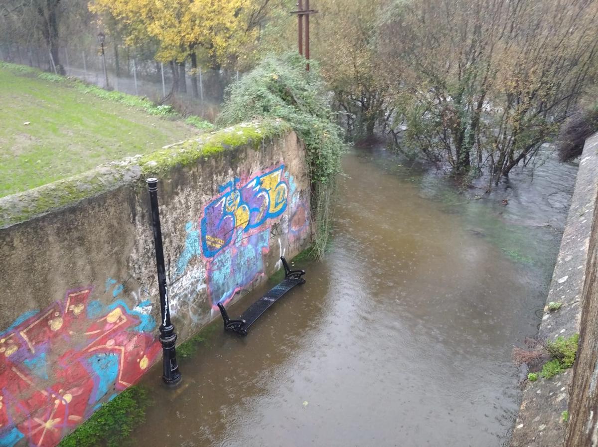 Un paseo del río Jerte, inundado por la borrasca Efraín, a su paso por Plasencia.