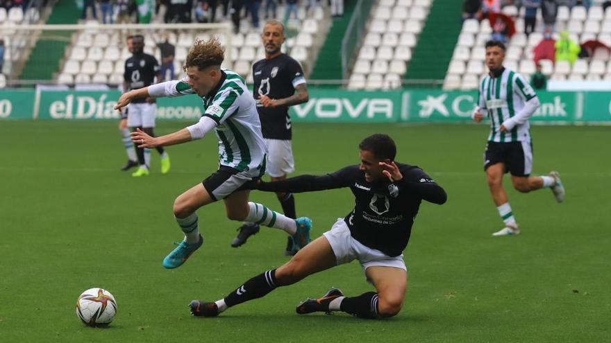 Simo recibe una dura entrada en el partido entre el Córdoba CF y el Tamaraceite.