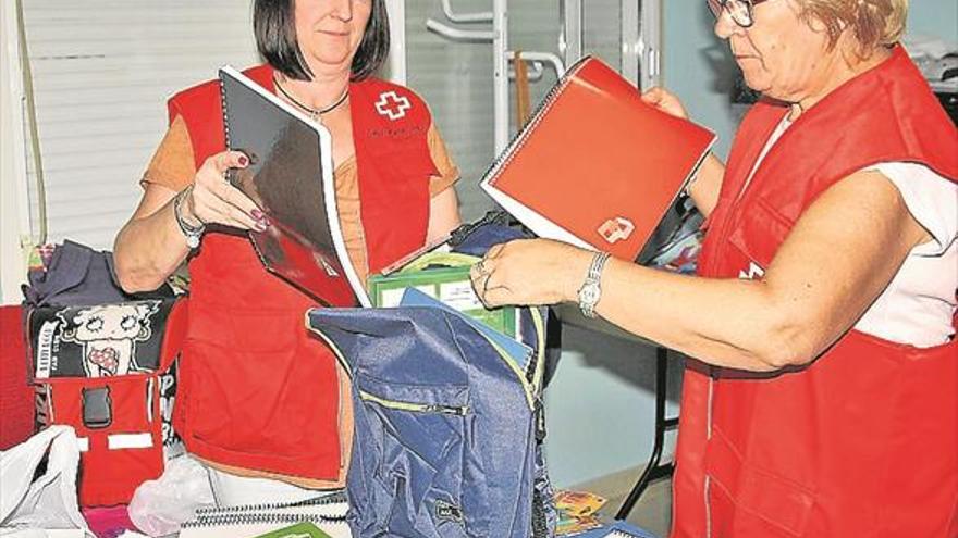 Unos 60 niños reciben material escolar del programa Vuelta al Cole de Cruz Roja