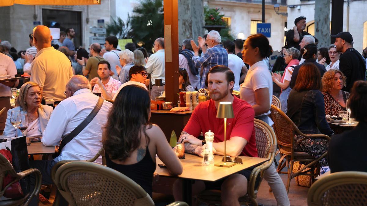 Archivo - Varias personas en una terraza en Palma.