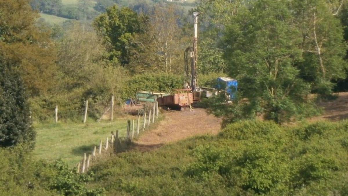 Una de las catas de fluorita ya realizadas en una finca la zona rural.