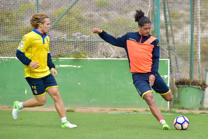 Entrenamiento de la UD Las Palmas, en Barranco ...