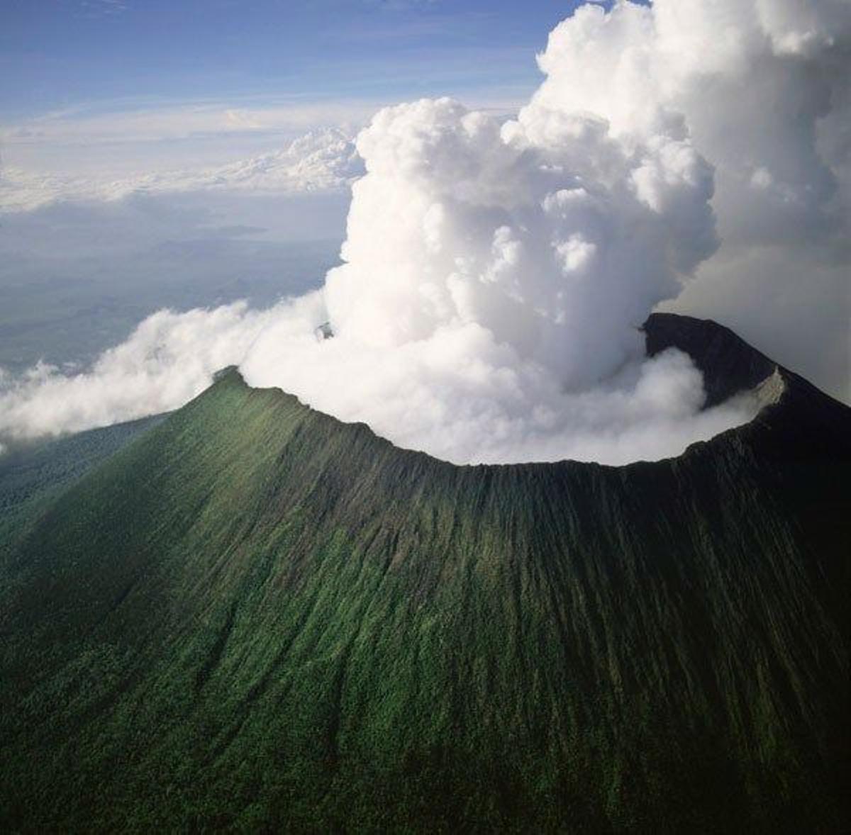 Monte Nyiragongo, un volcán activo en las Montañas Virunga, en Ruanda.