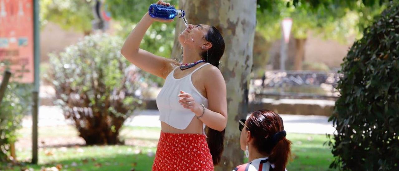 Una mujer se refrescan en un día de intenso calor en Córdoba.