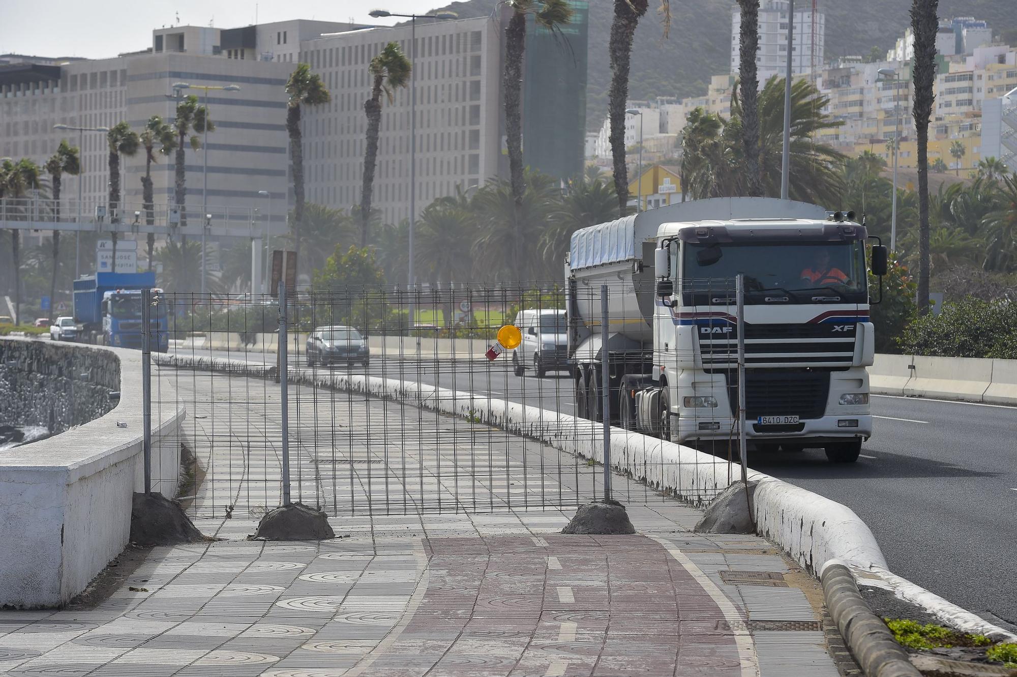 Paseo marítimo cortado al tránsito de personas, a la altura del Hospital Insular