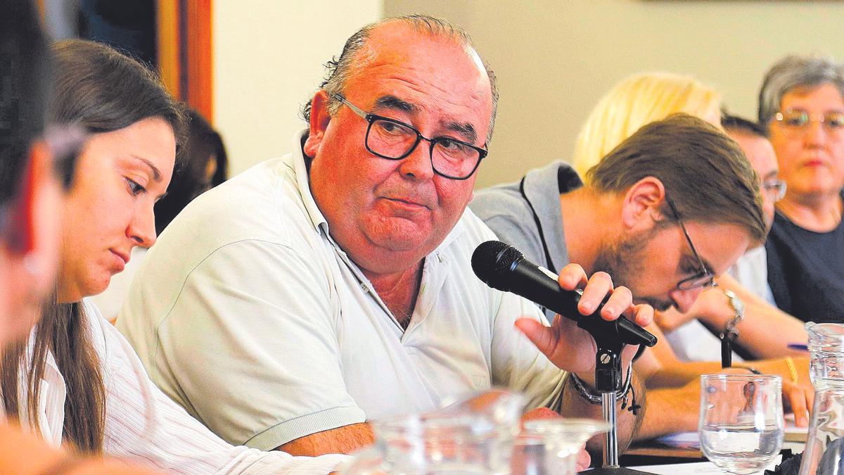 Juan Albert, en el centro de la imagen, tras ser nombrado teniente de alcalde.
