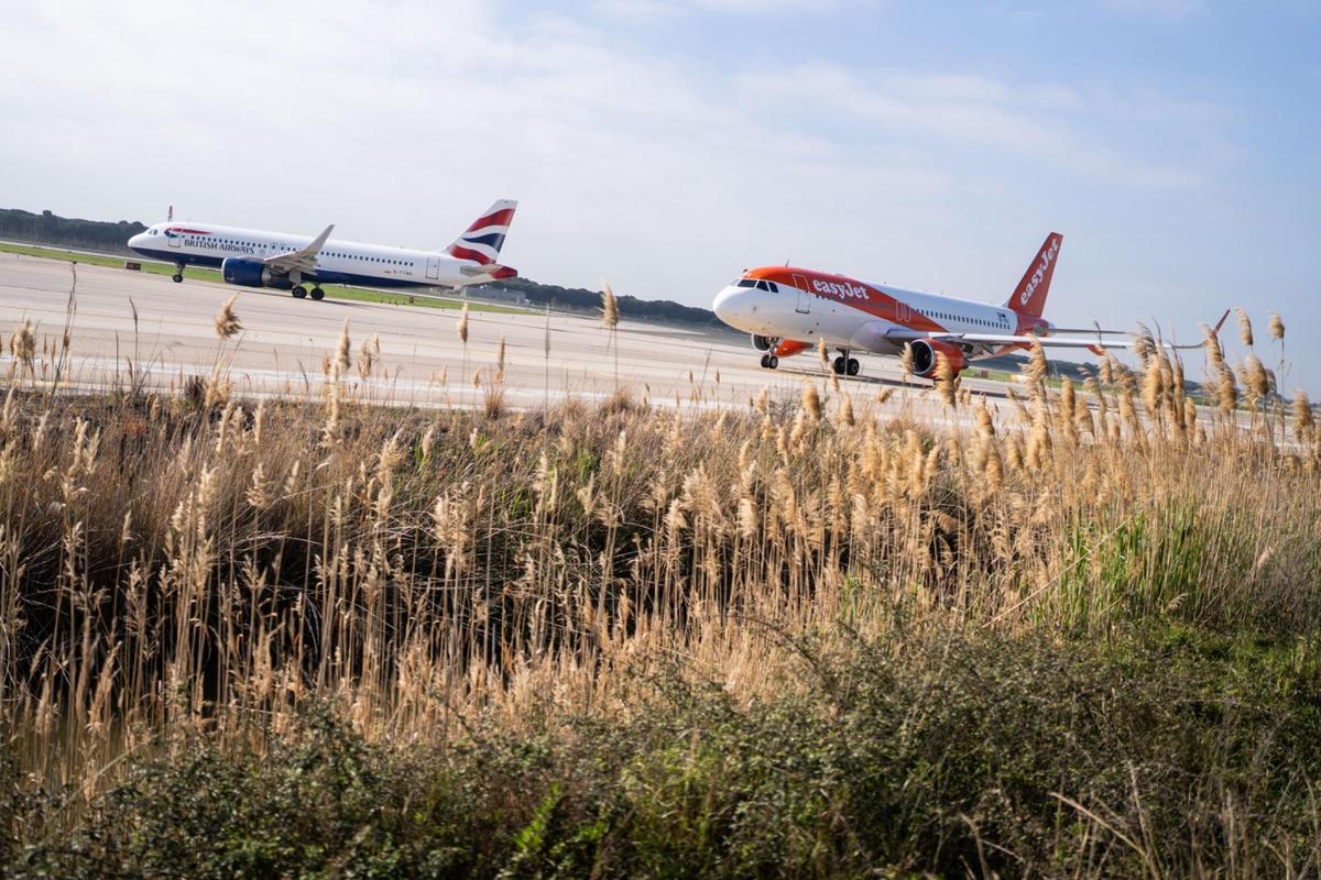 Dos aeronaves en la pista del mar, pendientes de ser autorizadas para despegar en el aeropuerto de Barcelona-El Prat.