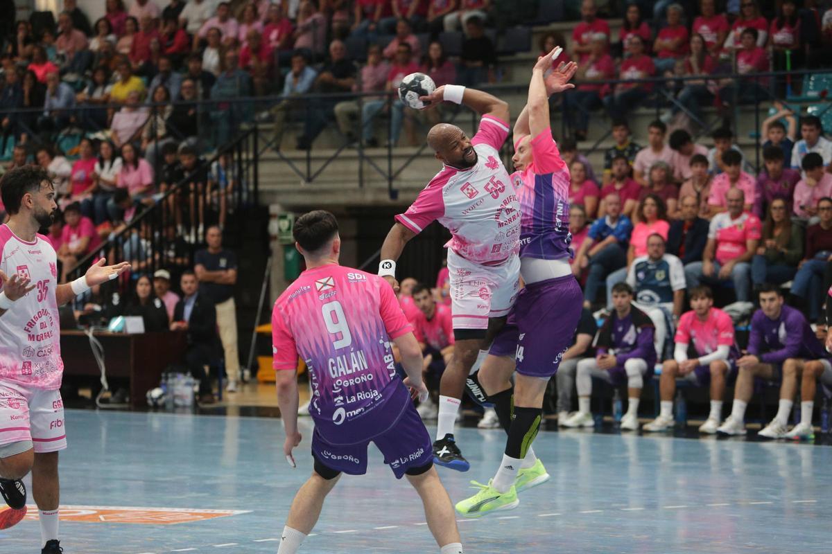 Rivero, uno de los destacados en el Frigoríficos del Morrazo, lanza a puerta en el duelo de ayer.