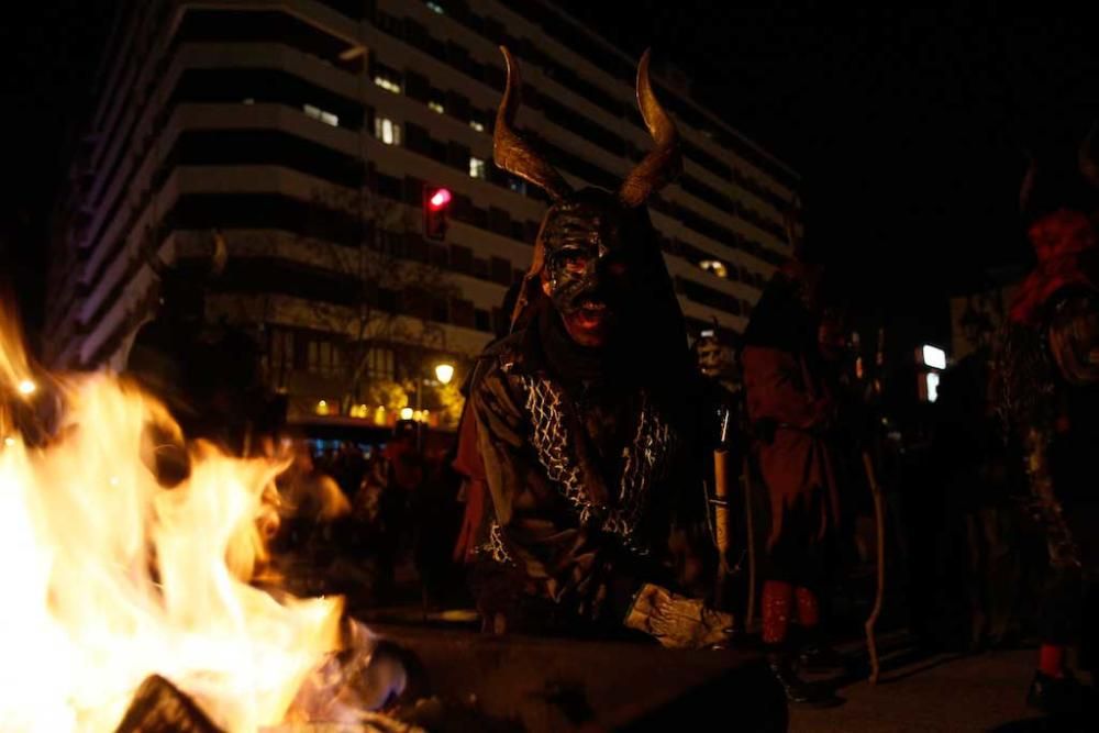 Rund 20.000 Zuschauer verfolgten am Sonntagabend (29.1.) das Spektakel der Teufel und Bestien auf Mallorca, die lärmend und funkensprühend durch Palma zogen. Die Tradition zu Palmas Stadtfest Sant Sebastià war wegen des Unwetters verschoben worden.