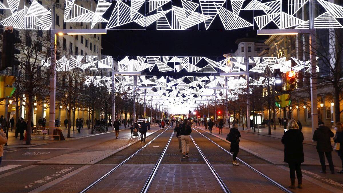 Las luces de Navidad iluminan Zaragoza