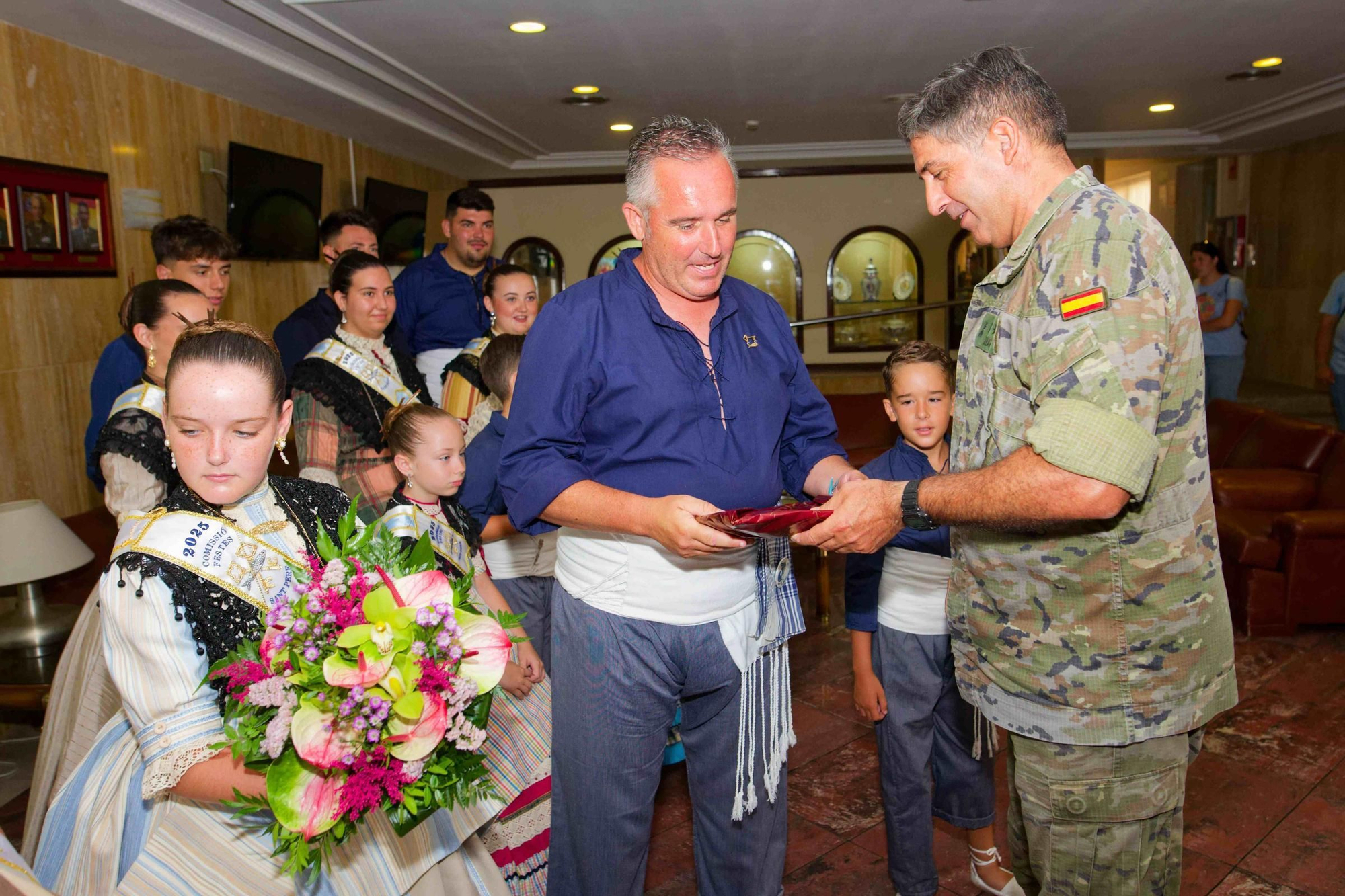 Visita de las reinas de las fiestas del Grau a la residencia militar La Plana