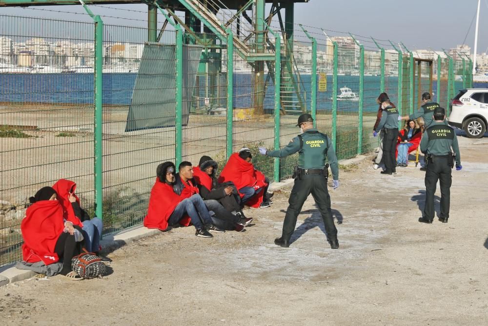 Guardia Civil, Cruz Roja y Salvamento Marítimo han puesto en marcha el protocolo para recepcionar a 24 personas rescatadas en el mar y que ocupaban una patera. 20 hombres y cuatro mujeres