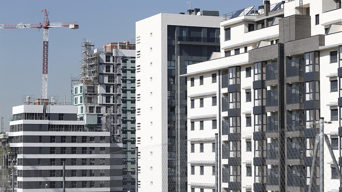 La compraventas de viviendas y la reactivación de las oficinas y el sector turístico han tirado del sector.