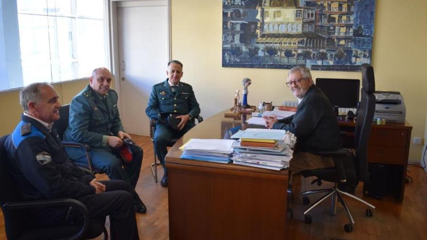 El coronel jefe de Pontevedra, al fondo, con el teniente de Cangas , el jefe de la Policía Local y el regidor, en la Alcaldía.// G.N.