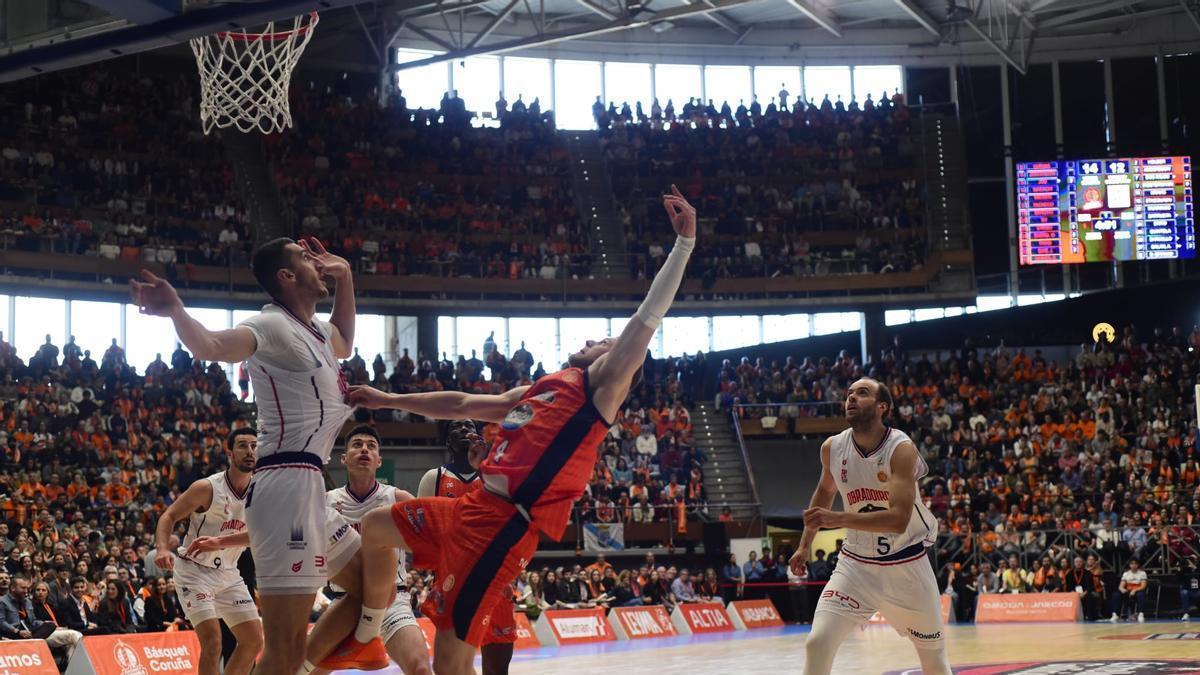 Llegada de los jugadores del Leyma al Coliseum antes del derbi frente al Obradoiro