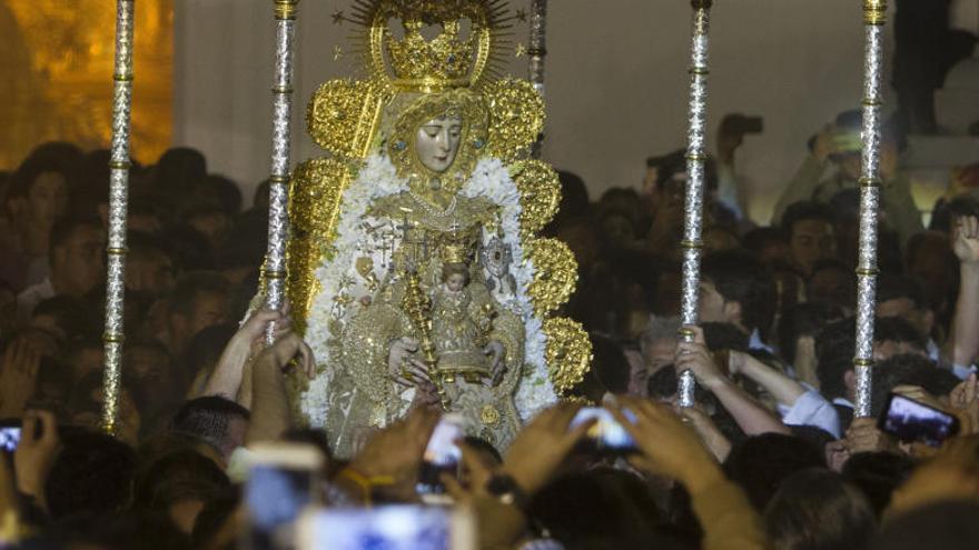 La imagen de la Virgen del Rocío sale por la puerta de la ermita.