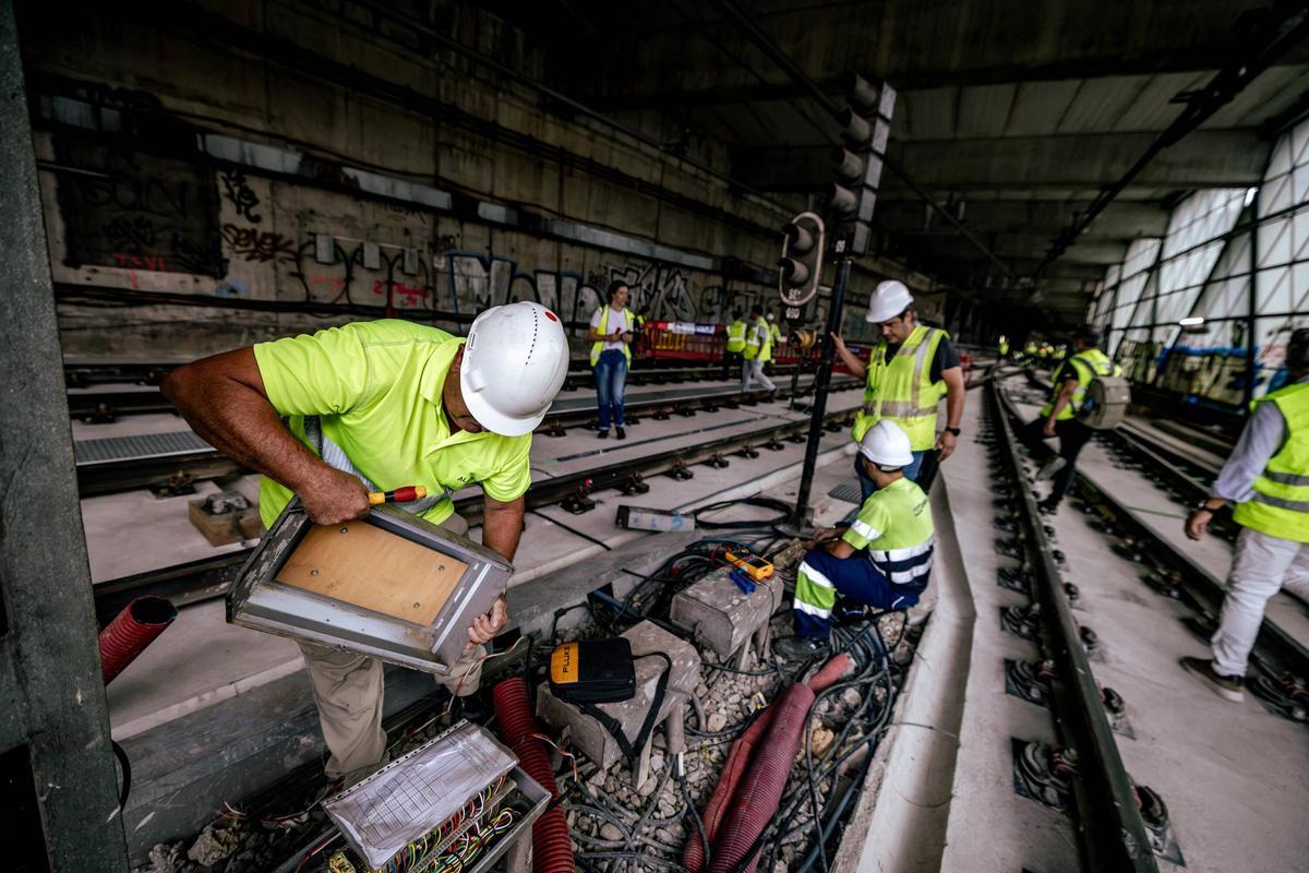 Operarios trabajan en las obras de mejora de la L1 del metro de Barcelona entre las paradas de Mercat Nou y Santa Eulàlia.