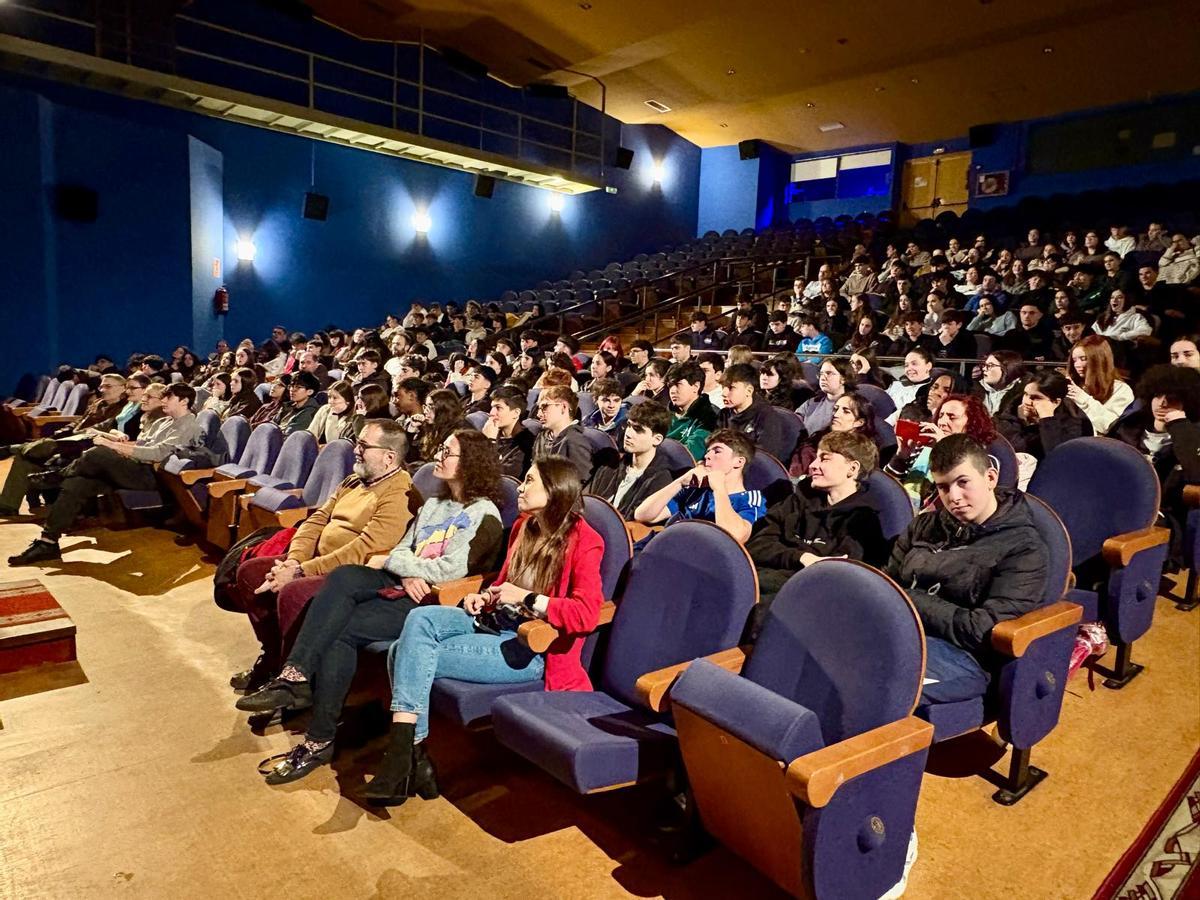 Asistentes a la presentación de "Cuestión de Ciencia" en Langreo