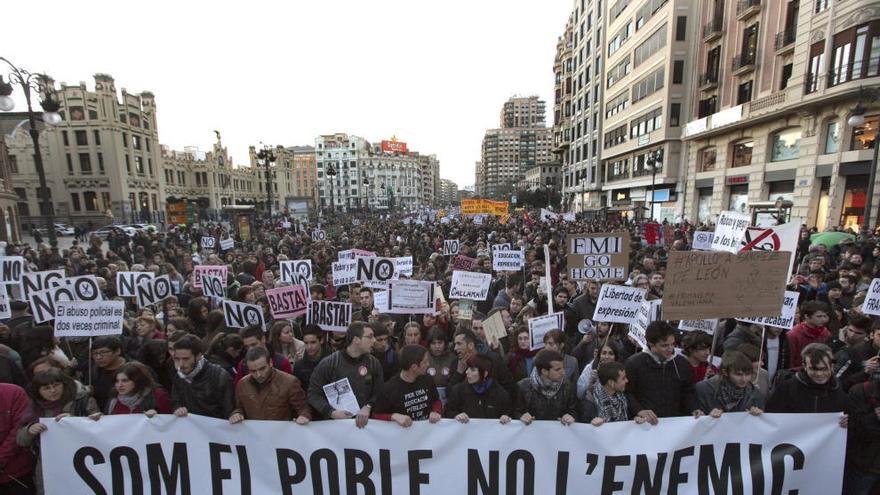 Imagen de la cabecera de la manifestación en 2012 en Valencia en apoyo al instituto Lluis Vives