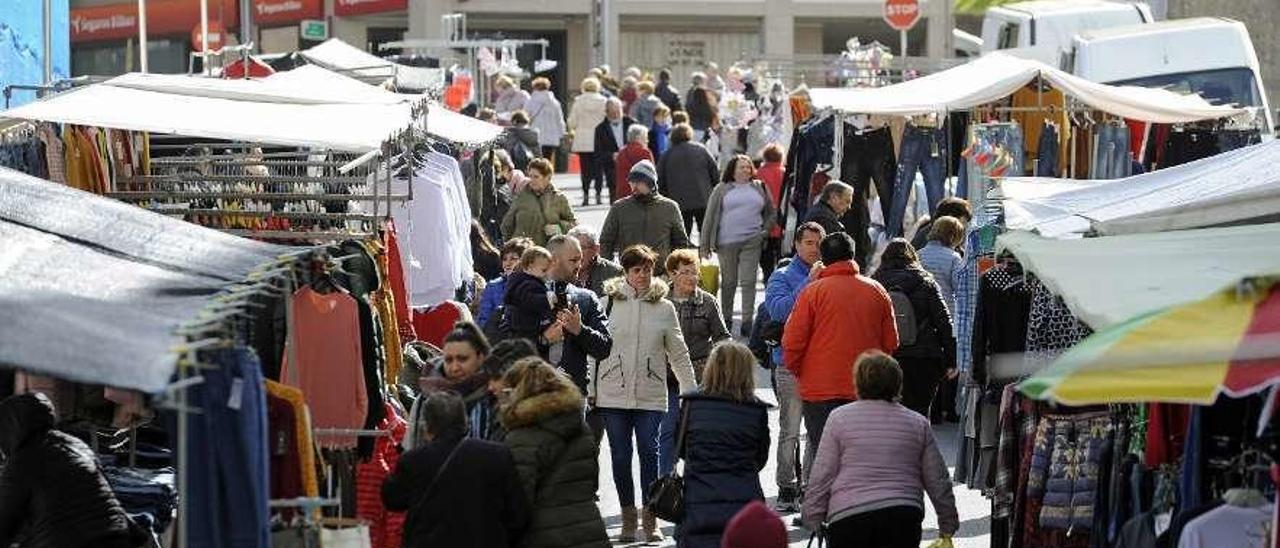 Vecinos de Lalín, durante una jornada ferial en la zona de O Regueiriño . // Bernabé/Javier Lalín