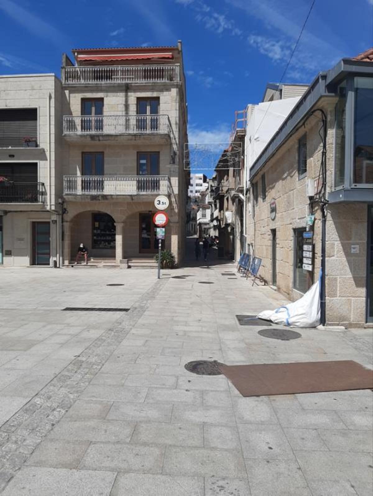 El lugar por el que entró el coche a la Rúa Real, en Cangas. |   // FDV