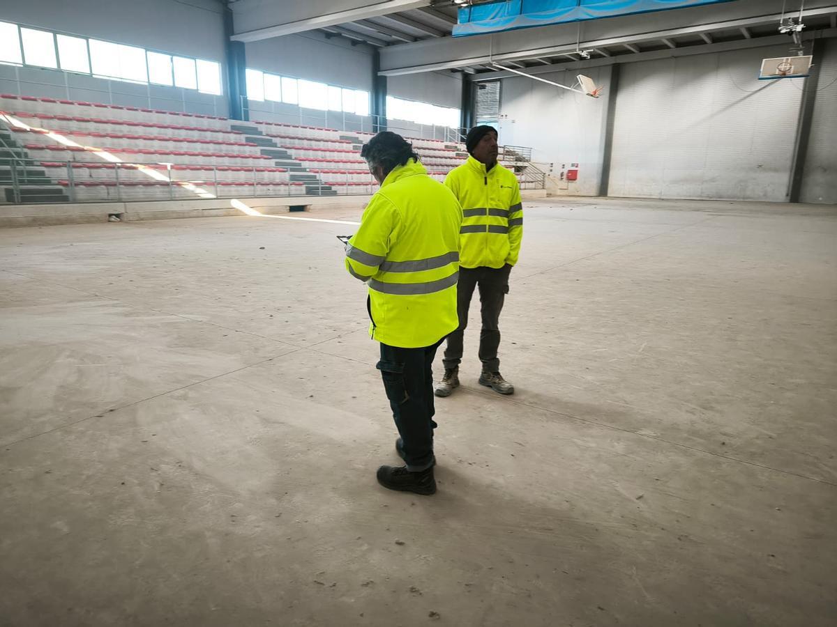 Operarios de Tragsa en una revisión reciente a las instalaciones del pabellón municipal.