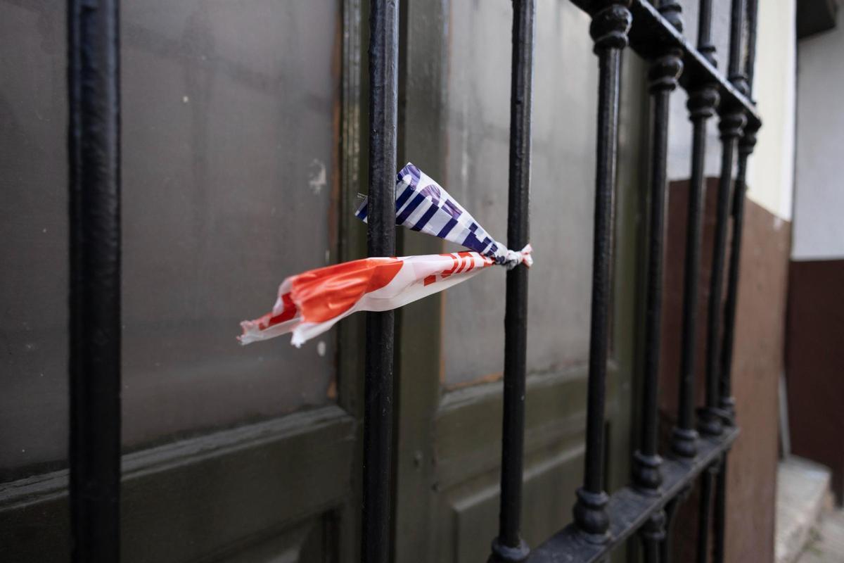 El precinto pueso por la Policía Local ya ha sido casi arrancado en su totalidad.