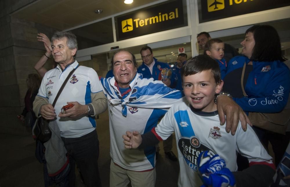 Aficionados reciben en Alvedro al Dépor tras sella