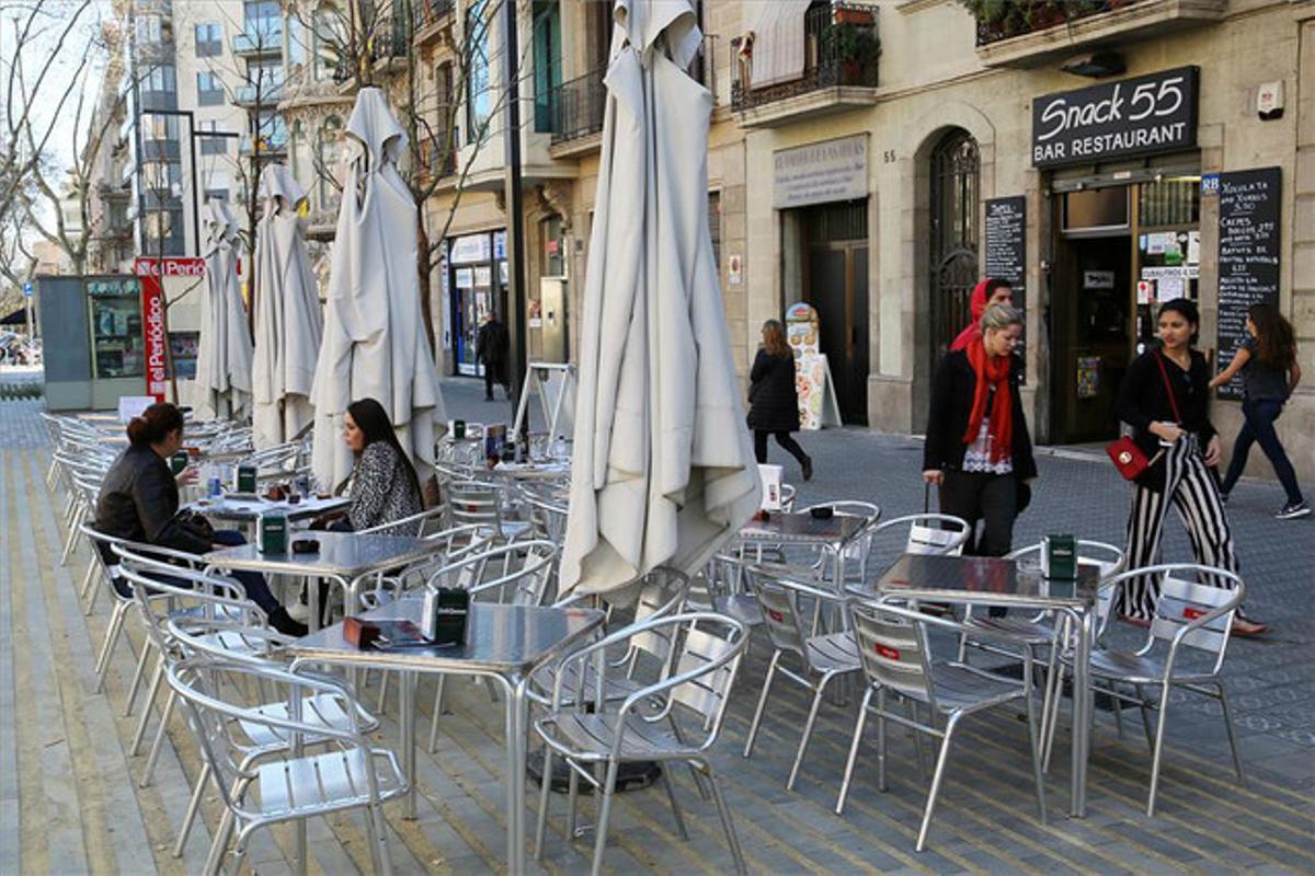Taules en una terrassa de l’acabat de reformar passeig de Sant Joan.